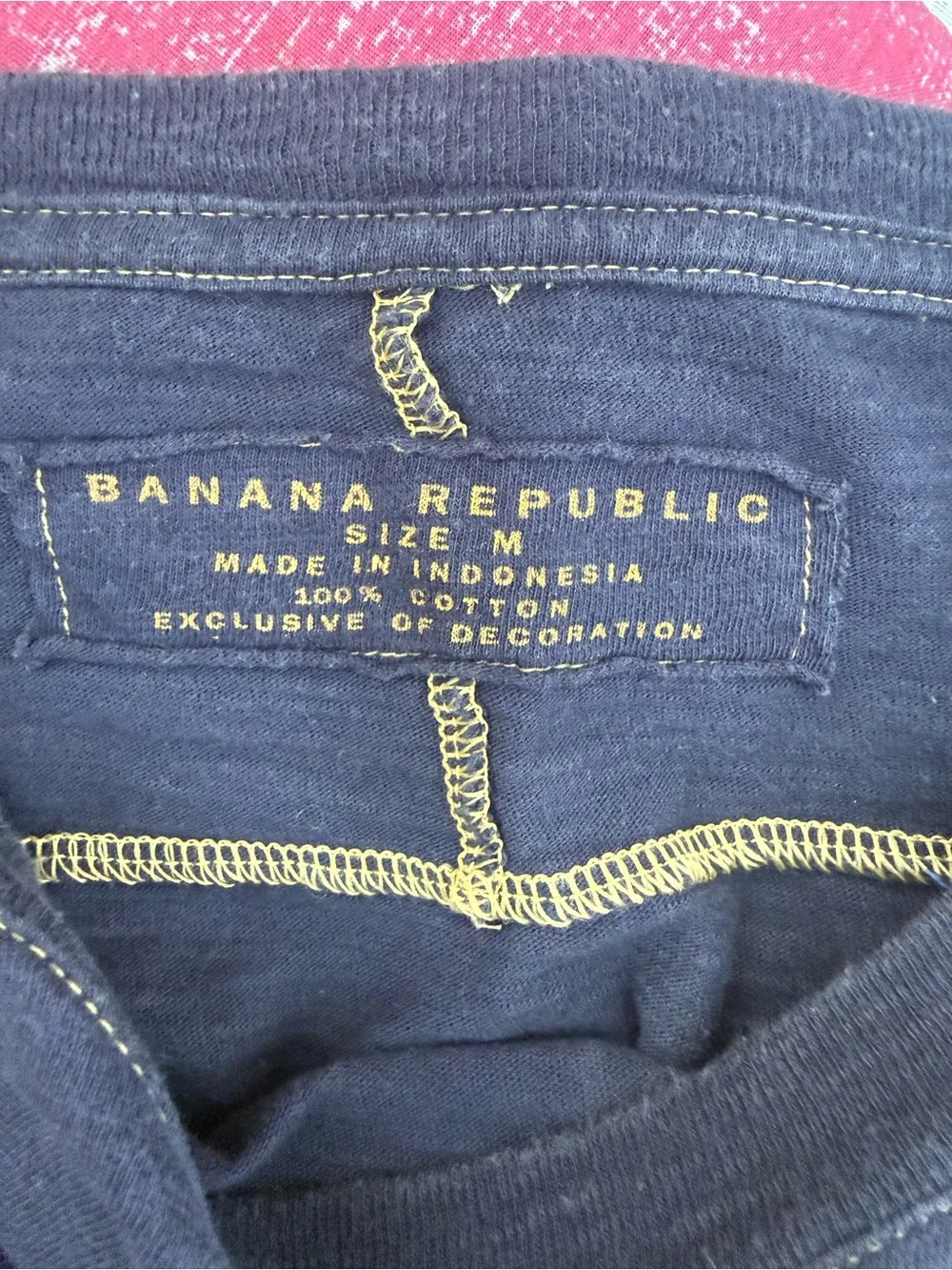 Banana Republic Men’s Black Short Sleeve Crewneck with Gold Graphic